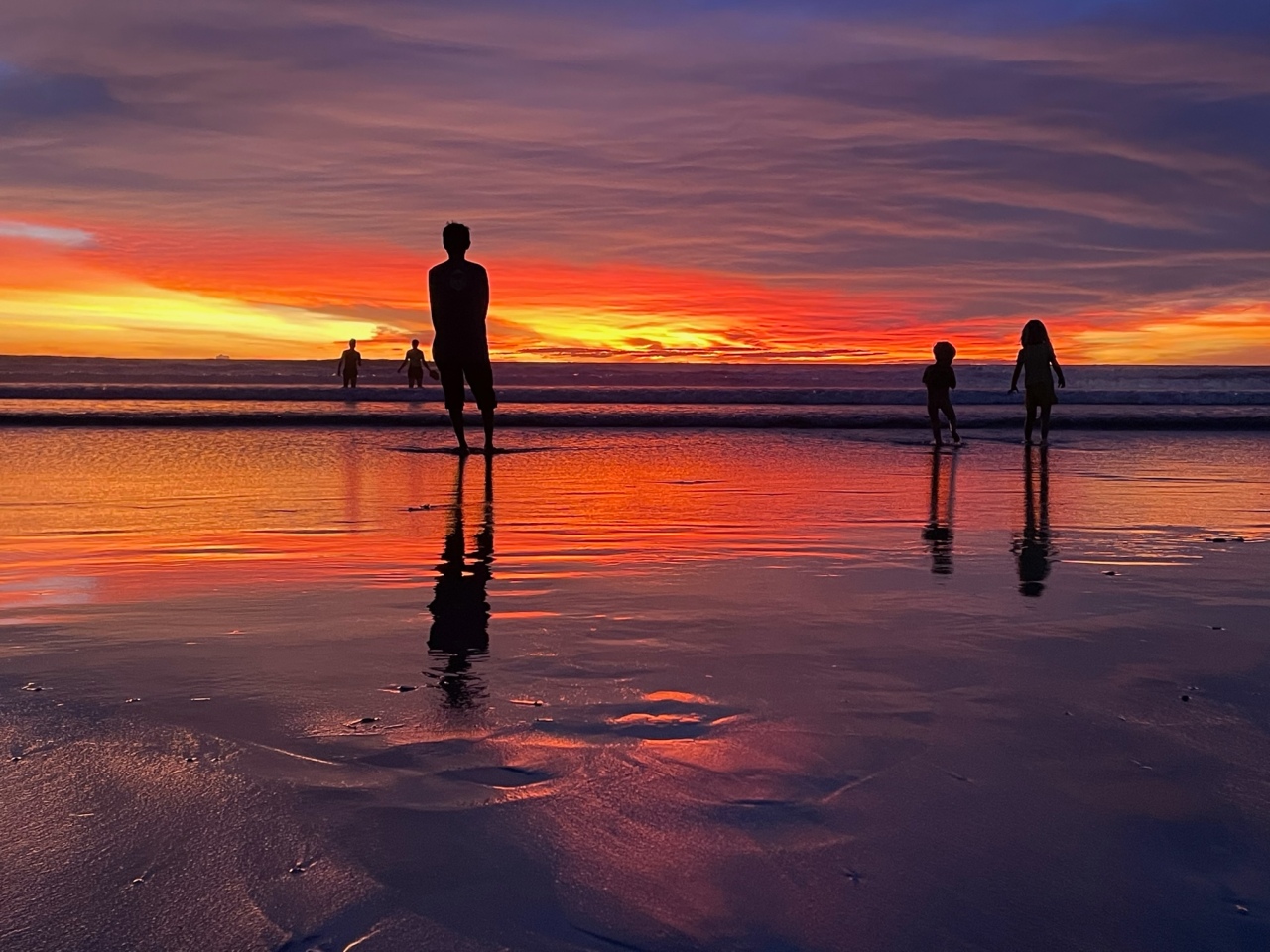 Breathtaking sunset on Bali’s Seminyak Beach – after the clear-up